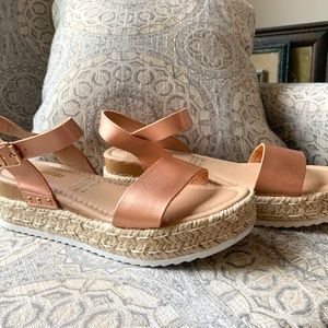 Cushionaire  Melissa women’s wedge shoes size 8.5.